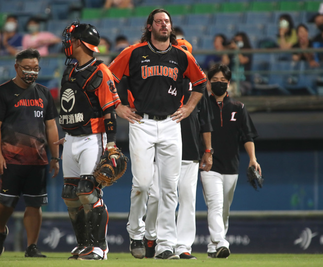 统一狮洋投罗昂2局下下丘补位时不慎旧伤復发。（郑任南摄）