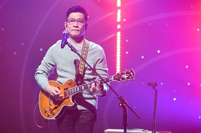 陈子鸿上节目自弹自唱。（华视提供）