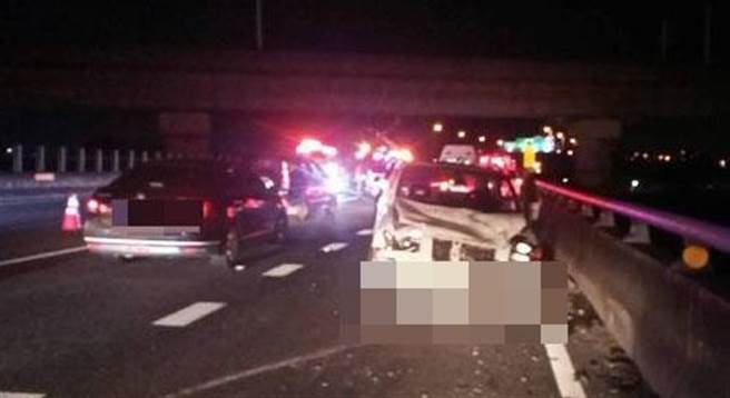 國道3號彰化快官路段17日晚間發生5車追撞車禍。（民眾提供／吳敏菁彰化傳真）