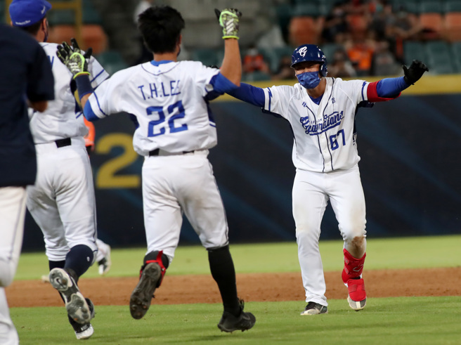 富邦悍将辛元旭敲出生涯首支再见安打。（郑任南摄）