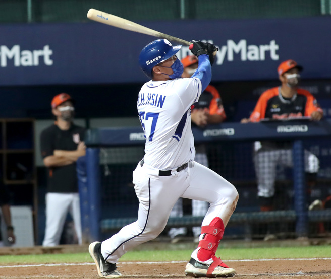 富邦悍将辛元旭敲出生涯首支再见安打。（郑任南摄）