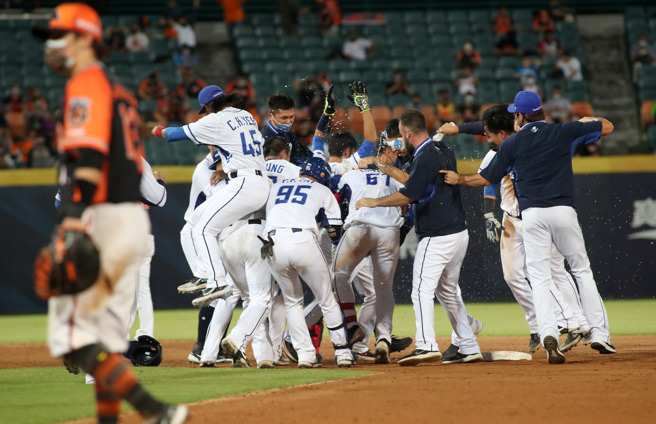 富邦悍将辛元旭敲出生涯首支再见安打。（郑任南摄）