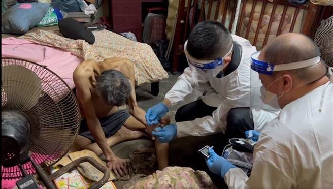 彰化县和美镇好修里叶姓3兄弟都年过55岁，相依为命，老三因视力障碍，每月领取3000身障补助生活，3兄弟仅靠着这笔钱在老旧的三合院生活，近日疑似生活压力太大，兄弟接连服药送医。（赖清美提供／吴敏菁彰化传真）