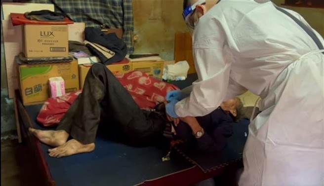 彰化县和美镇好修里叶姓3兄弟都年过55岁，相依为命，老三因视力障碍，每月领取3000身障补助生活，3兄弟仅靠着这笔钱在老旧的三合院生活，近日疑似生活压力太大，兄弟接连服药送医。（赖清美提供／吴敏菁彰化传真）