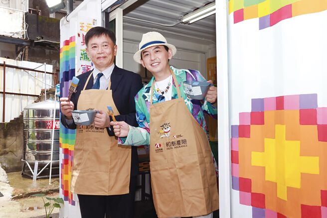 传爱为疫后时代添温情，和泰产险董事长蔡伯龙（左）与艺人黄子佼（右）一起彩绘玩具货柜屋携手做公益。图／和泰产险提供