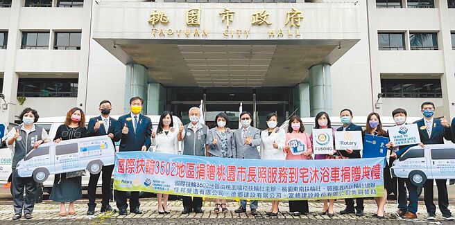 国际扶轮3502地区总监吴淑华、宝眷联谊会长詹前焕、区务长吕长安、福崧社长刘文胜、秘书游得安、社员主委陈芬兰、东南社长简惠子、IPP蓝淑娟及东信社CP翁淳宏一同出席捐赠仪式。图╱江富满