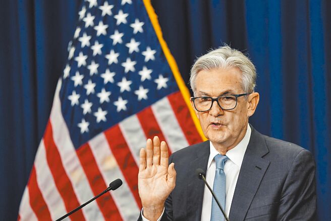 就在美国联准会主席鲍尔（见图）15日宣布升息3码不到12小时，央行总裁杨金龙16日宣布升息半码。（路透）