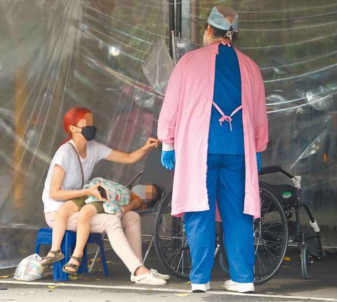 国内16日新增新冠肺炎中重症373例、168例死亡。其中再增1例青少年死亡，另有3例儿童重症个案，分别为2例多系统炎症徵候群（MIS-C）以及1例脑炎；图为新北市新店耕莘医院急诊室外，家长带着小朋友看诊。（陈君玮摄）