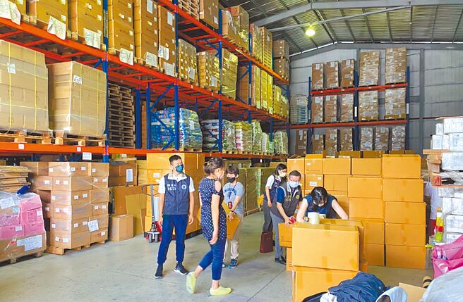 高雄、台中等地屡传「富乐」快筛品质有问题，检调深入追查。图为新竹地检署13日指挥调查局台北市调查处、新竹县调查站兵分5路搜索大鑫公司。（调查局提供）