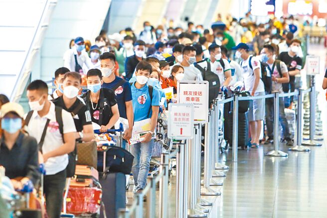 中央流行疫情指挥中心公布，境外移入Omicron BA.4、BA.5变异株累计31例，其中BA.4有7例，BA.5有24例，医疗应变组副组长罗一钧表示，变异株的增加可能导致疫情再起。图为桃园机场入境旅客排队採检。（陈麒全摄）