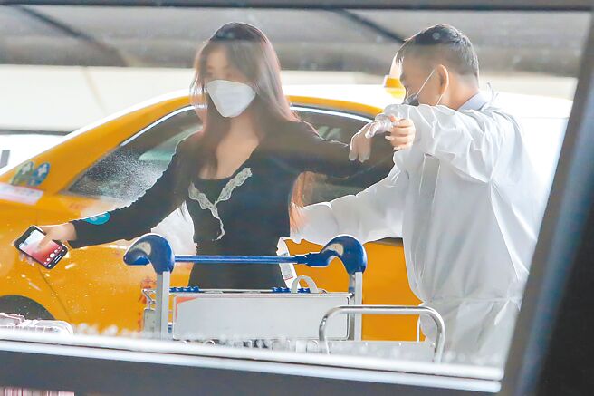 中央流行疫情指挥中心公布，境外移入Omicron BA.4、BA.5变异株累计31例，其中BA.4有7例，BA.5有24例，医疗应变组副组长罗一钧表示，变异株的增加可能导致疫情再起。图为入境旅客搭乘防疫计程车前全身喷酒精消毒。（陈麒全摄）