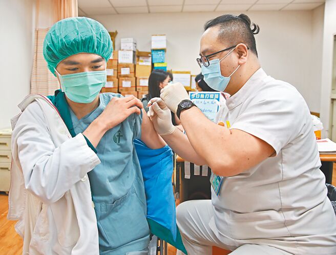 为防范Omicron亚变种病毒株及BA.4BA.5，新北市新店耕莘医院16日开始为医护及行政人员施打第四剂疫苗。（陈君玮摄）