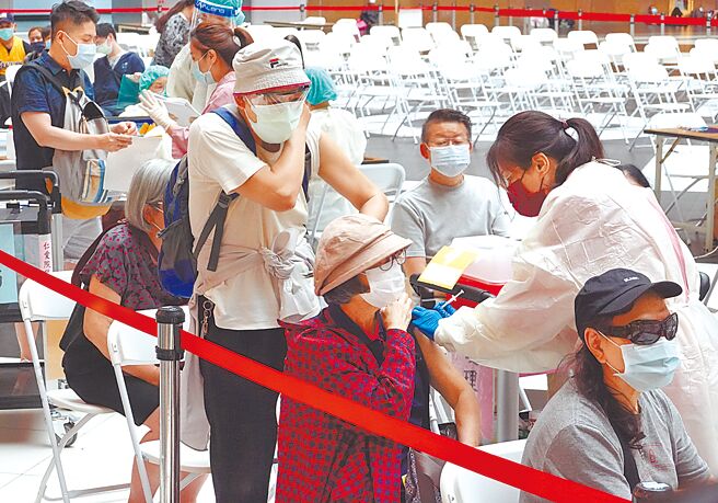 面对BA.4、BA.5变异株来势汹汹，不少中高龄民眾16日前往台北车站新冠肺炎疫苗接种站施打疫苗保护自己。（姚志平摄）