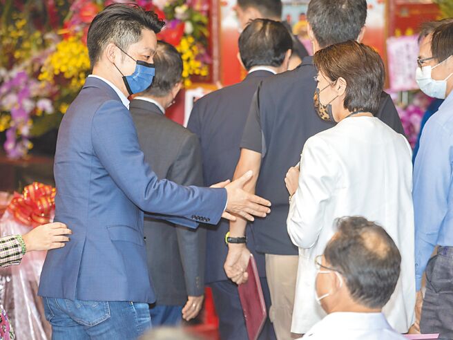 指南宫16日举行「庆祝孚佑帝君成道1142周年纪念三献大典」，立委蒋万安（左）抵达时欲向台北市副市长黄珊珊（右）握手，但因防疫问题，黄仅拱手致意。（杜宜谙摄）