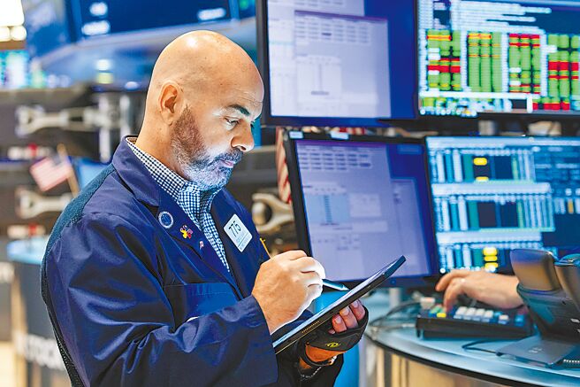 美国股市三大股指15日显着上涨。截至当天收盘，道琼斯工业平均指数比前一交易日上涨303.70点，收于30668.53点；纳斯达克综合指数上涨270.80点，收于11099.15点。图为交易员在美国纽约证券交易所工作。（新华社）