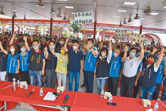 苗栗县议长锺东锦即将完成祈福倾听之旅，感受乡亲热情支持。（谢明俊摄）