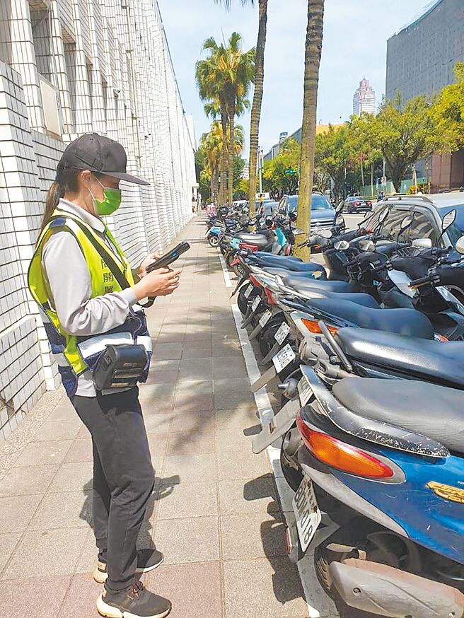 台北市近年力推无现金支付，7月1日起再祭出机车停车无纸化优惠，活动一路至9月30日，期间只要上网注册、绑定无纸化服务，每笔停车费最高可折10元。（北市停管处提供／黄婉婷台北传真）