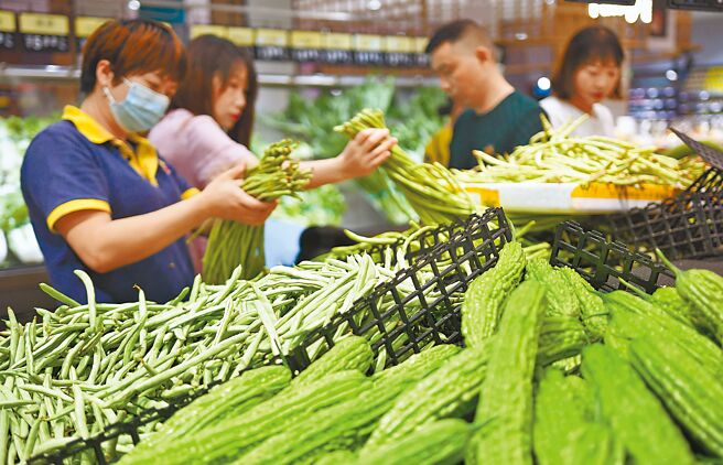 大陆国家发改委新闻发言人孟玮16日表示，大陆CPI将继续运行在合理区间，并能完成全年约3％的预期目标。图为大陆湖南省邵阳市的一家超市。（新华社）