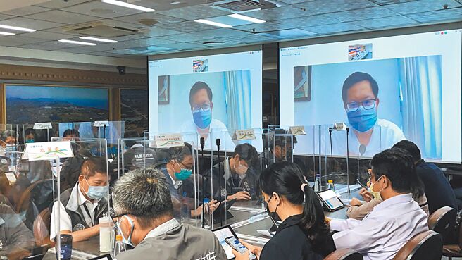 桃園市16日新增5066例本土案例，較昨天下降13.33％，確診的市長鄭文燦以視訊主持防疫會議，健康狀況良好。（蔡依珍攝）