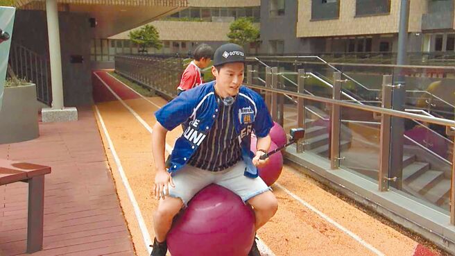 许孟哲在《飢饿游戏》中玩韵律球（见图），意外受伤。（中视提供）
