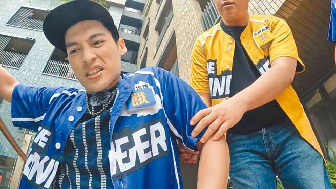 许孟哲在《飢饿游戏》中玩韵律球，意外受伤后面露痛楚（见图）。（中视提供）