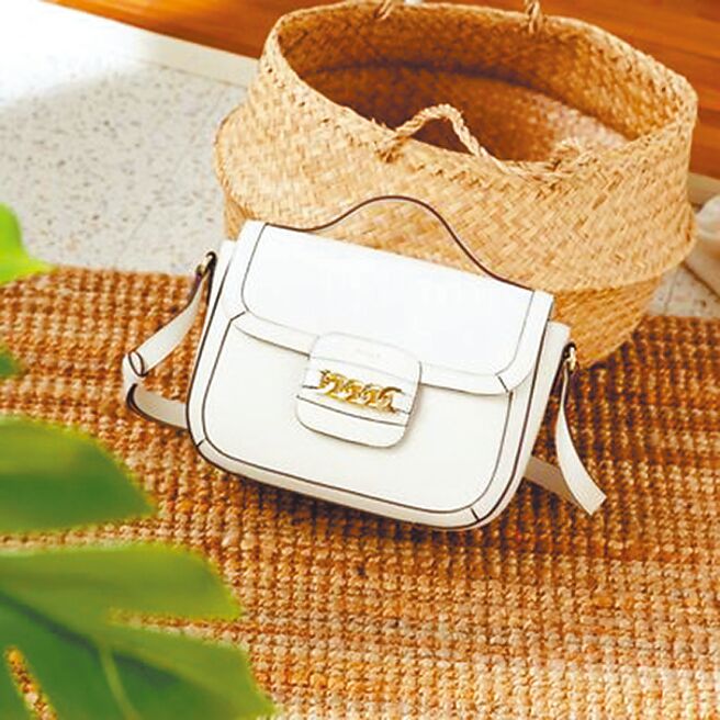 京站的KINAZ色炼饰掀盖拉炼手提斜背包，古典白纱洛可可系列，原价3580元，特价3222元，满2500元现折200元。（京站提供）