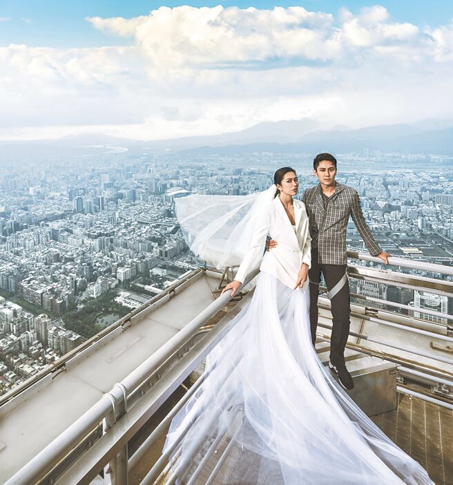 凡填过台北101结婚计画书的顾客，今年底前当日累计消费满30万元，有机会获得上台北101观景台拍摄高空婚纱照的机会。（台北101提供）