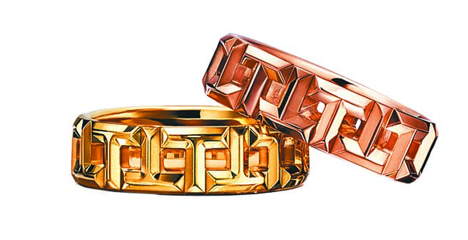 台北101 Tiffany T True宽版镂空T字设计戒指，价格店洽。（台北101提供）