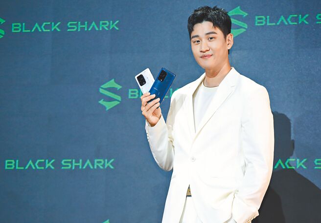 黑鲨5与黑鲨5 Pro电竞手机正式登台发售，昨（16日）代言人周兴哲自曝为手游迷，分享对新机的体验。（陈俊吉摄）