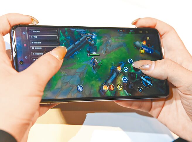 黑鲨5与黑鲨5 Pro电竞手机配备全新「磁动力升降肩键2.0」，还原游戏把手的回馈手感，定价1万5990元起。（陈俊吉摄）