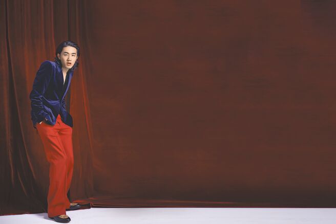 创作才子李权哲以专辑 《爱情一阵风》入围本届金曲3大奖，轻松驾驭Gucci男装，天鹅绒外套10万3000元、V领衬衫3万5000元、酒红长裤3万4500元，脚踩Centennial马衔炼皮鞋3万1200元。（JOJ PHOTO提供）