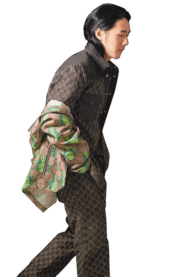 李权哲玩时尚没在怕，印花拉炼外套7万9000元、GG缇花衬衫5万6000元、GG缇花长裤3万6500元。（JOJ PHOTO提供）