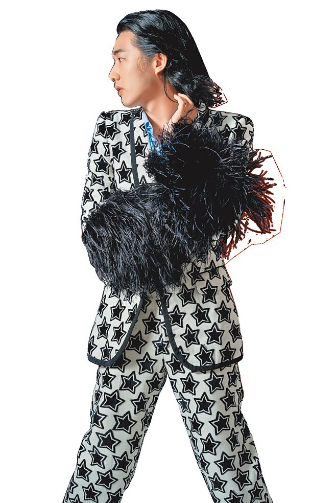 李权哲穿迪斯可风也对味，羽毛袖星星外套16万5500元、衬衫2万4700元、星星长裤4万3000元。（JOJ PHOTO提供）