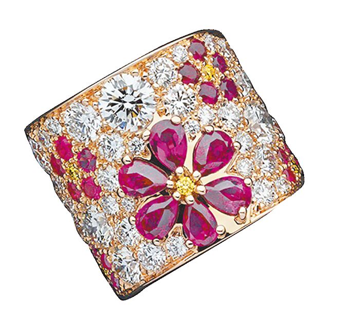 Dior Print红宝石花纹钻石耳骨夹。（DIOR提供）