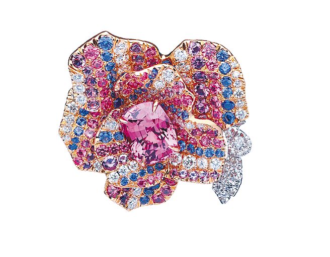 Dior Print粉红蓝宝石玫瑰戒指。（DIOR提供）