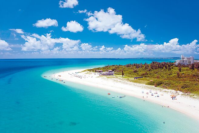 台湾直飞冲绳仅需1个多小时，是喜欢阳光、碧海、沙滩的游客热爱的度假胜地，图为宫古岛与那霸前滨海滩。（冲绳观光局提供）