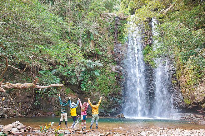 冲绳拥有许多迷人的自然景致，图为冲绳北部大宜味村的双流瀑布。（冲绳观光局提供）