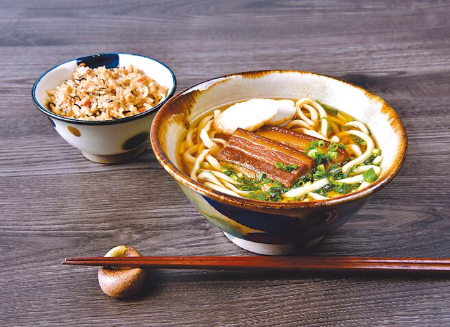到冲绳不可错过的经典美食「冲绳麵」。（冲绳观光局提供）