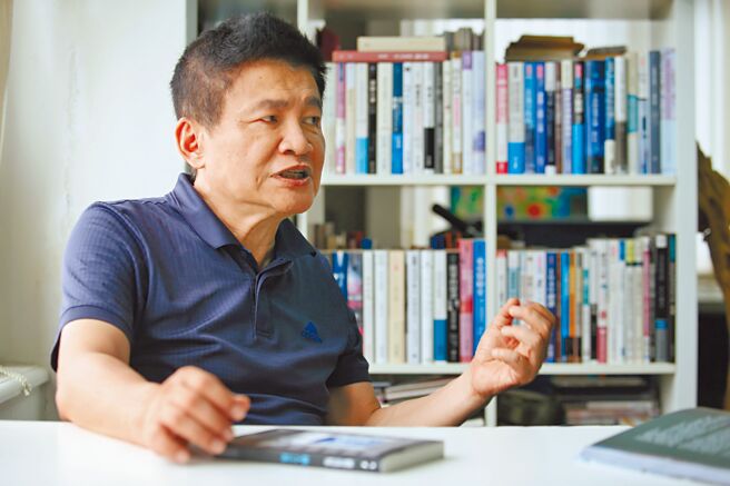 诗人罗智成专访新诗集《个人之岛》，谈诗与生活。（王英豪摄）