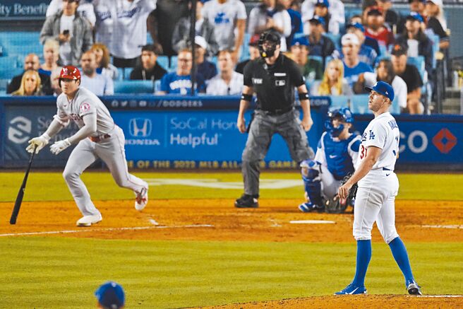 道奇左投泰勒安德森（右）在9上1出局後，被天使大谷翔平擊出右外野三壘打，無安打比賽破功。（美聯社）