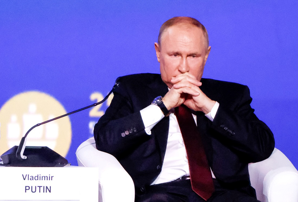俄罗斯总统普丁17日在「圣彼得堡国际经济论坛」（St. Petersburg International Economic Forum）上回应健康下滑的传言，他引用马克吐温的名言，强调谣言被夸大了。（图／路透社）(photo:ChinaTimes)