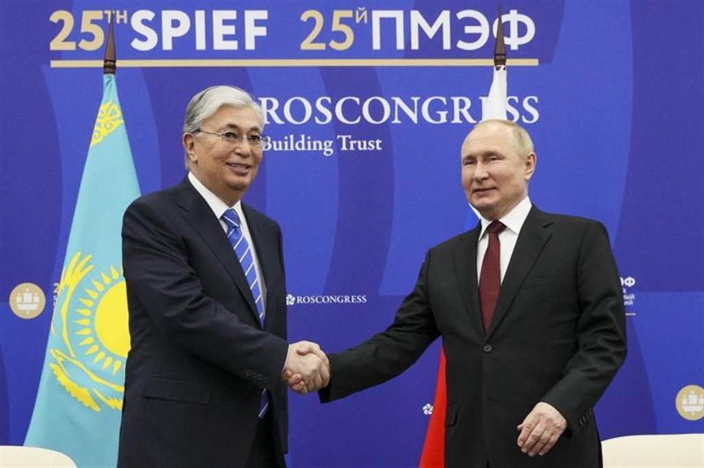哈萨克总统托卡耶夫左17日出席圣彼得堡国际经济论坛期间，会见俄罗斯总统普丁。美联社照片(photo:ChinaTimes)