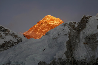 全球暖化冰河融 尼泊爾聖母峰基地營驚現裂縫將遷址