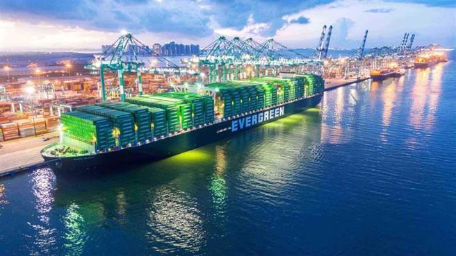 一名女網友稱爸爸退休金買長榮跟陽明被套牢，考慮重押其中一檔。（示意圖／達志影像）