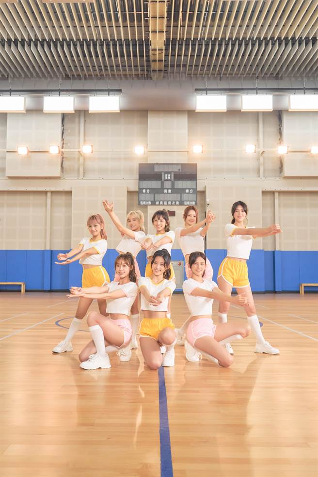 PINK FUN日前拍摄新歌MV，团员们开心秀出青春活力。（索尼音乐提供）