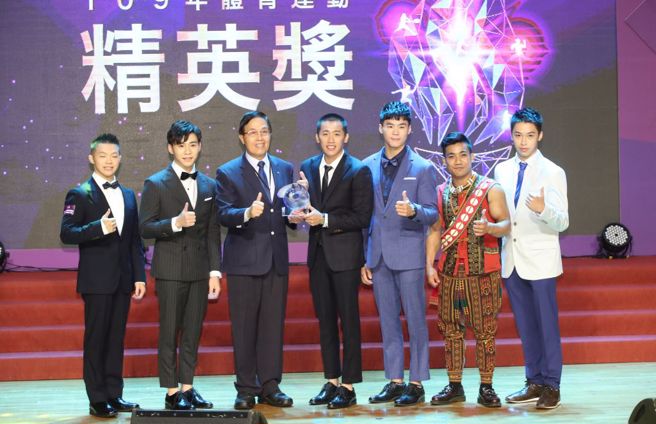 109年体育运动精英奖颁奖18日举行颁奖典礼，中华男子体操队获颁「最佳运动团队菁英奖」，右起为萧佑然、游朝伟、唐嘉鸿、李智凯、徐秉谦及林冠仪。（资料照/郑任南摄）