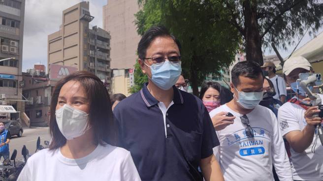 國民黨桃園市長參選人張善政（中）、前台北市議員羅智強（右二）、立委高金素梅（左一）17日步行時唱民歌「微風往事」。（資料照/賴佑維攝）