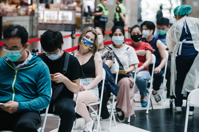 Omicron的亚型变异株侵台，不少民眾去打疫苗。（郭吉铨摄）