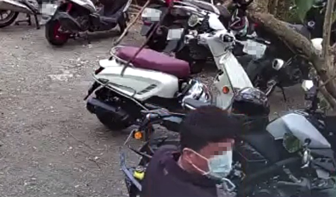 窃贼演很大！高雄柴山一名窃贼专门「假赏景」偷停车场机车置物箱 ，鼓山分局员警鹰眼布线后逮捕到案。(高佩琦翻摄)