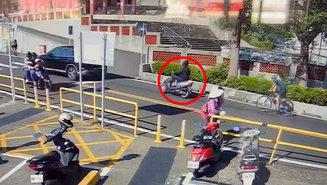 窃贼演很大！高雄柴山一名窃贼专门「假赏景」偷停车场机车置物箱 ，鼓山分局员警鹰眼布线后逮捕到案。(高佩琦翻摄)